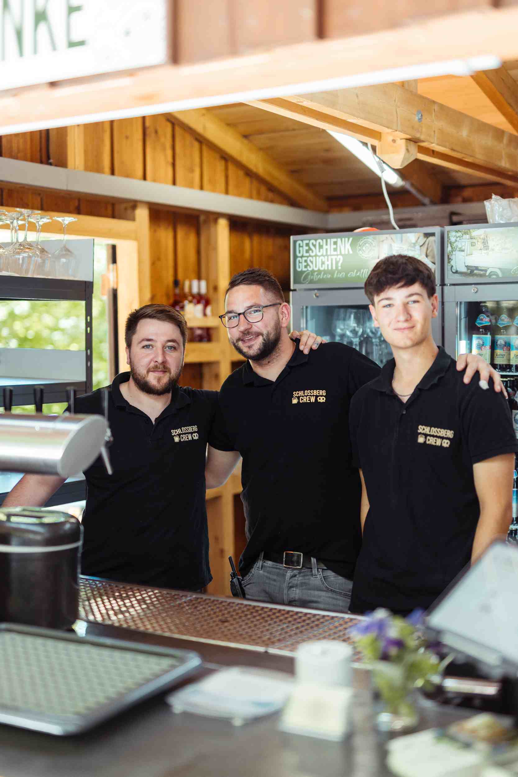 Die Schlossberg Crew — drei Mitarbeiter hinter der Theke des Pegnitzer Biergartens