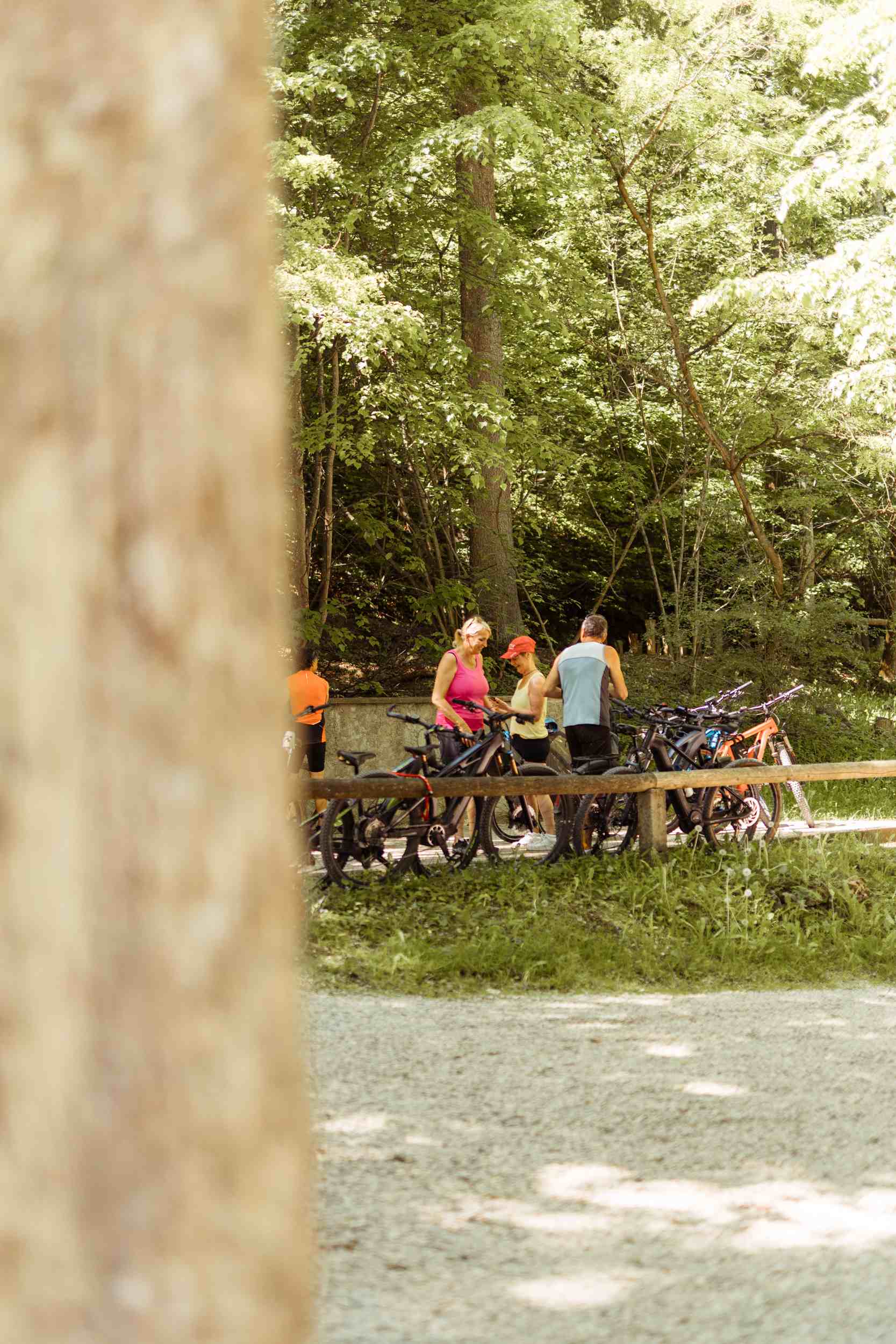 Radfahrer mit Mountainbikes vor dem Biergarten