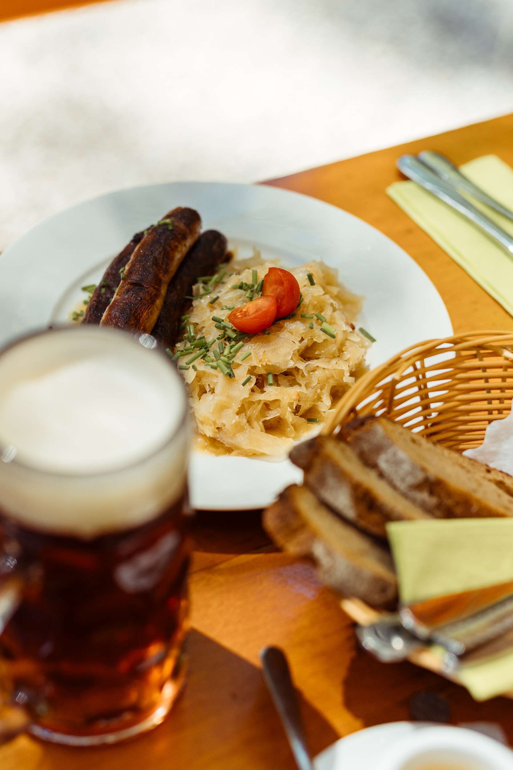 Bratwürste mit Sauerkraut und einem Bier