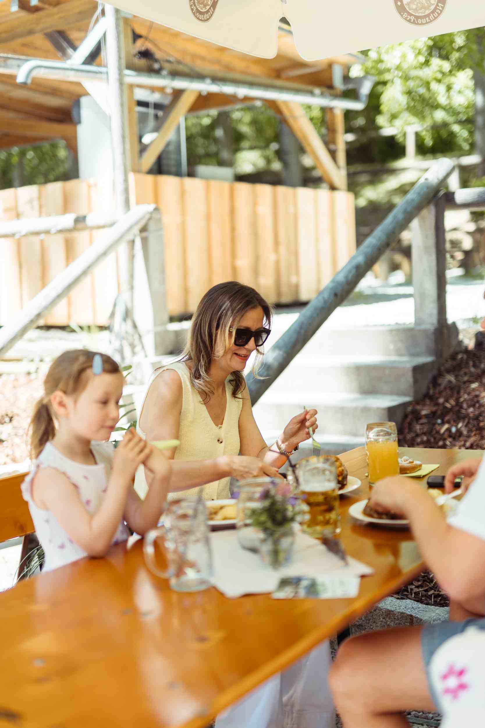 Familie mit Kind an einem Biergartentisch